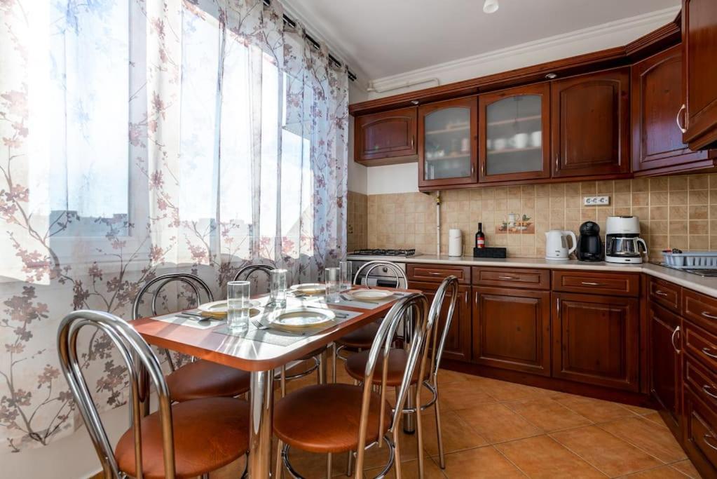 Spacious And Bright Flat Between Airport & Center Apartment Budapest Bagian luar foto