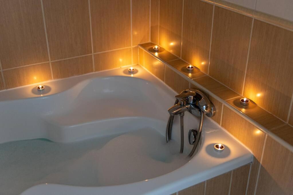 Spacious And Bright Flat Between Airport & Center Apartment Budapest Bagian luar foto