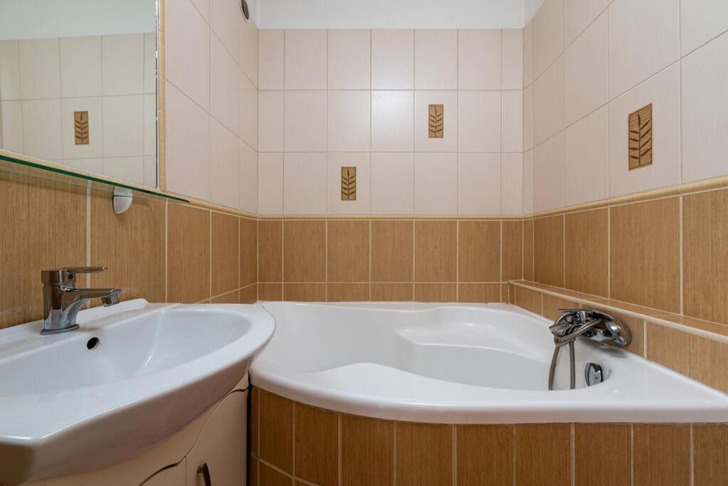 Spacious And Bright Flat Between Airport & Center Apartment Budapest Bagian luar foto