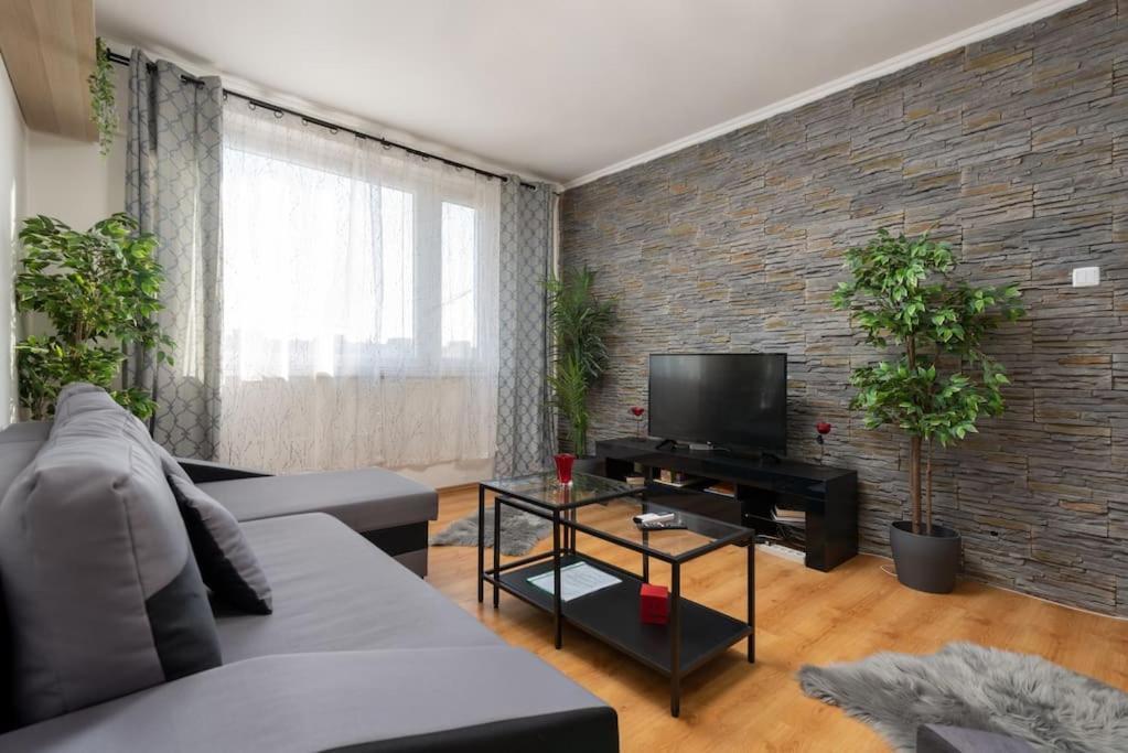 Spacious And Bright Flat Between Airport & Center Apartment Budapest Bagian luar foto