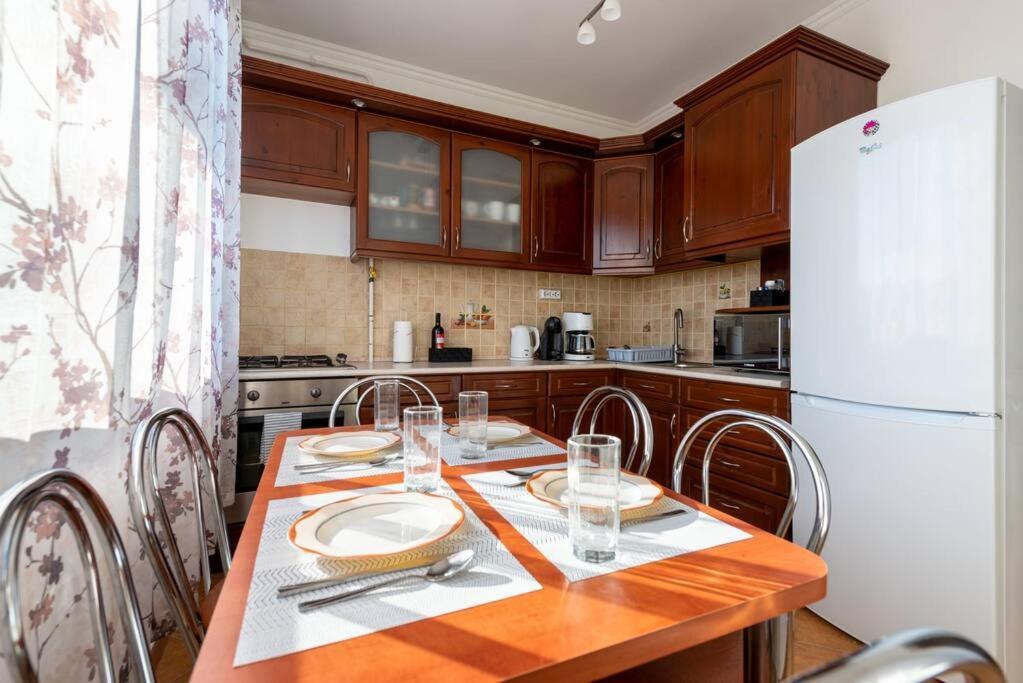 Spacious And Bright Flat Between Airport & Center Apartment Budapest Bagian luar foto